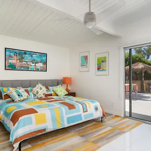 https://mid-century-home-retro-a-go-go-house.palm-springs-ca-hotels.com