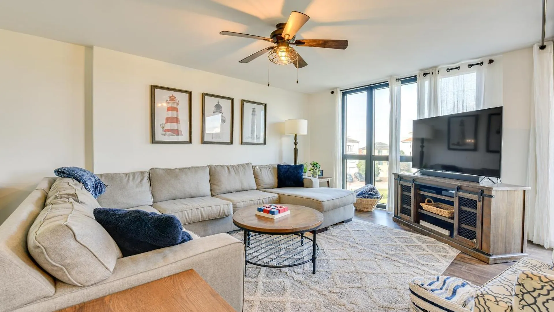 Airy Destin Condo With Pool - Walk To Private Beach!